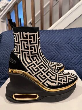 NIB Balmain Black & White Monogram Knit Wedge Boots with Gold Sz 41